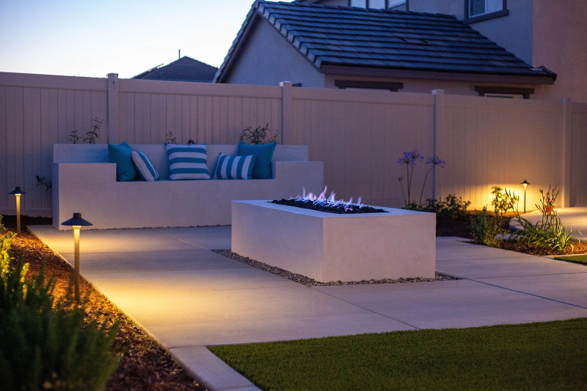firepit-7279074_1920 Outdoor sofa and firepit